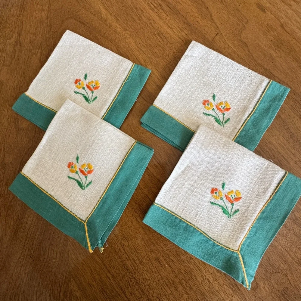 Vintage Set of 4 Linen Cocktail Napkins Cream Green Floral Embroidery 10x10 Sq